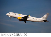 Takeoff of Vueling Airbus EC-JYX from El Prat Airport (2020 год). Редакционное фото, фотограф Яков Филимонов / Фотобанк Лори