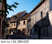 Ancient streets with fachwerk houses, Provins, France (2022 год). Редакционное фото, фотограф Яков Филимонов / Фотобанк Лори