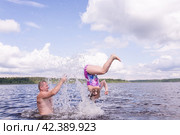 В жаркий летний день дети отдыхают на озере. Девочки на пляже. Люди резвятся в воде. On a hot summer day, children relax on the lake. Girls on the beach. People frolic in the water. Стоковое фото, фотограф Мария / Фотобанк Лори