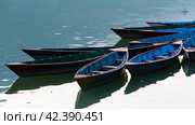 Wooden boats on the Phewa lake, Pokhara, Nepal (2015 год). Стоковое фото, фотограф VittoriaChe / Фотобанк Лори