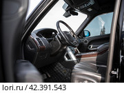 KRASNOYARSK, RUSSIA - March 15, 2024: Black Land Rover Range Rover. Редакционное фото, фотограф Плотников Дмитрий / Фотобанк Лори