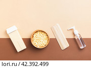 Hair removal tools on a beige-brown background, top view. Стоковое фото, фотограф Юлия Трикашная / Фотобанк Лори