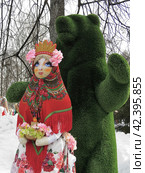Маша и медведь, масленичная кукла в Ярославле, на острове Даманский (2024 год). Стоковое фото, фотограф Николай Белавин / Фотобанк Лори