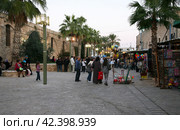 Горожане на улице города Акко в Израиле вечером (2009 год). Редакционное фото, фотограф Наталья Волкова / Фотобанк Лори