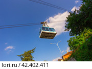 Tourists visiting Borgo Maggiore on cableway at San Marino (2014 год). Стоковое фото, фотограф Олег Жуков / Фотобанк Лори