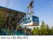 Tourists visiting Borgo Maggiore on cableway at San Marino (2014 год). Редакционное фото, фотограф Олег Жуков / Фотобанк Лори