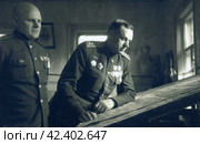 Командующий 1-м Белорусским фронтом генерал армии К.К. Рокоссовский и член Военного Совета фронта генерал-лейтенант К.Ф. Телегин у карты в командном пункте. 5 февраля 1944 года. Редакционное фото, фотограф Сергей Елизарьев / Фотобанк Лори