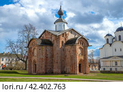 Средневековая церковь Параскевы Пятницы апрельским днем. Великий Новгород (2015 год). Стоковое фото, фотограф Виктор Карасев / Фотобанк Лори