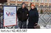 Пенсионеры жена и муж пришли на избирательный участок в день выборов 17 март 2024 год. Липецк. Редакционное фото, фотограф Евгений Будюкин / Фотобанк Лори