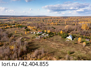 Южный Урал, Башкирия, экопоселение Красная Поляна. Вид с воздуха. Southern Urals, Bashkiria, Krasnaya Polyana ecovillage. Aerial view. (2023 год). Стоковое фото, фотограф Евгений Романов / Фотобанк Лори