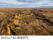 Южный Урал, Башкирия, экопоселение Красная Поляна. Вид с воздуха. Southern Urals, Bashkiria, Krasnaya Polyana ecovillage. Aerial view. (2023 год). Стоковое фото, фотограф Евгений Романов / Фотобанк Лори