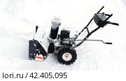 snowblower removes snow, a man cleans the yard outside. Стоковое фото, фотограф Igor Skripachev / Фотобанк Лори