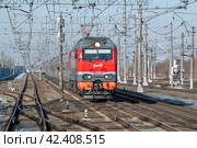 Пассажирский поезд "Санкт-Петербург - Москва" с электровозщм ЭП2К солнечным мартовским днем. Октябрьская железная дорога (2024 год). Редакционное фото, фотограф Виктор Карасев / Фотобанк Лори