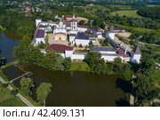 Вид сверху на  старинный Рождества Пресвятой Богородицы Пафнутиев Боровский мужской монастырь солнечным июльским днем. Калужская область (2021 год). Стоковое фото, фотограф Виктор Карасев / Фотобанк Лори