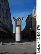Столб с часами и колоколами. Улица Арбат. Город Москва (2012 год). Редакционное фото, фотограф lana1501 / Фотобанк Лори