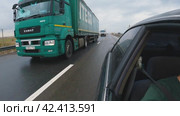Автомобиль едет по автостраде после дождя. Вид назад со стороны автомобиля. Гиперсюжеты. Автомобиль обгоняет грузовики. Путешествие на автомобиле по стране. Стоковое видео, видеограф Воловодов Владимир / Фотобанк Лори
