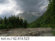 View of the Psysh River and the Amanauz-Bashi Mountain of the Northern Caucasus Mountains near the village of Arkhyz on a sunny summer day, Karachay-Cherkessia, Russia. Стоковое фото, фотограф Ula Ulachka / Фотобанк Лори