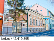 Дом Фалеева (сейчас посольство Абхазии в России). Гагаринский переулок, 11. Солнечный день. Раняя весна. Москва. Россия (2024 год). Редакционное фото, фотограф E. O. / Фотобанк Лори