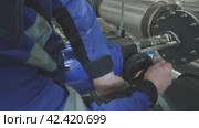 The worker's hands block the valves. Стоковое видео, видеограф Потийко Сергей / Фотобанк Лори
