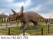 Трицератопс в Динопарке Янтарного (2024 год). Редакционное фото, фотограф Константин Чижов / Фотобанк Лори