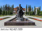 Памятник Мустаю Кариму- башкирскому поэту, Профсоюзная площадь , г.Уфа (2023 год). Редакционное фото, фотограф Римма Тельнова / Фотобанк Лори