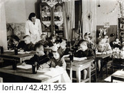 Детский сад, подготовительная группа. Занятие по рисованию. 1950-е годы. Стоковое фото, фотограф Retro / Фотобанк Лори