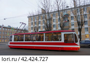 Трамвай 71-134А (ЛМ-99АВН) №1334, улица Ленсовета, Санкт-Петербург (2017 год). Редакционное фото, фотограф Алексей Иванов / Фотобанк Лори