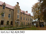 Замок «Вальдау» в посёлке Низовье Калининградской области (2022 год). Редакционное фото, фотограф Free Wind / Фотобанк Лори