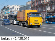 Автомобиль технической помощи Камаз-65115  буксирует неисправный автобус на Невском проспекте солнечным июньским днем. Санкт-Петербург (2023 год). Редакционное фото, фотограф Виктор Карасев / Фотобанк Лори