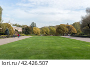 Russia, Moscow, September 30, 2020: Tsitsin Main Botanical Garden. Sunny Autumn day. Стоковое фото, фотограф Татьяна Васильева / Фотобанк Лори