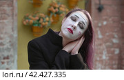 Mime imitates an imaginary yawning and sleeping. Стоковое видео, видеограф EStarodubov / Фотобанк Лори