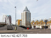 Кубические дома в Роттердаме по проекту архитектора Пита Блома (2018 год). Редакционное фото, фотограф Станислав Кноп / Фотобанк Лори