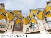 Кубические дома в Роттердаме по проекту архитектора Пита Блома. Стоковое фото, фотограф Станислав Кноп / Фотобанк Лори
