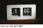 Flip clock mechanism. 1-00 PM. Editing of two shots. Super slow motion 240 fps. Стоковое видео, видеограф EStarodubov / Фотобанк Лори