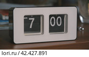 Flip clock mechanism. 7-00 AM. Close-up and wide shots editing. Super slow motion 240 fps. Стоковое видео, видеограф EStarodubov / Фотобанк Лори