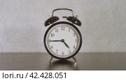 Vintage alarm clock ringing at 5-00 o’clock. The bells are ringing. Two shots editing with audio. Стоковое видео, видеограф EStarodubov / Фотобанк Лори