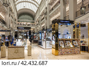 В ТЦ Смоленский Пассаж в Санкт-Петербурге (2023 год). Редакционное фото, фотограф Юрий Шурчков / Фотобанк Лори
