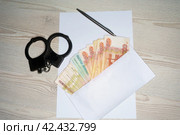 Наручники и деньги. Стоковое фото, фотограф Руслан Лесков / Фотобанк Лори