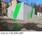 Велопаркинг. 9-я Парковая улица. Район Измайлово. Город Москва (2024 год). Редакционное фото, фотограф lana1501 / Фотобанк Лори