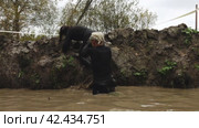 Overcome obstacle courses in water and mud. (2021 год). Редакционное видео, видеограф Андрей Шалари / Фотобанк Лори
