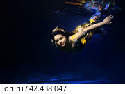 Девушка в костюме русалки плывет под водой. Стоковое фото, фотограф Марина Володько / Фотобанк Лори