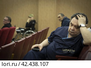 Врачи и раненые бойцы на встрече с монахом Киприаном (Валерий Бурков)  в Центральном военно-морском клиническом госпитале Купавны (2024 год). Редакционное фото, фотограф Дмитрий Неумоин / Фотобанк Лори