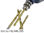 Электрическая дрель и сверла на белом фоне. Electric drill and drills on a white background. Стоковое фото, фотограф Татьяна Д / Фотобанк Лори