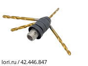 Патрон дрели и сверла на белом фоне. Cordless drill with twist bit closeup isolated on white. Стоковое фото, фотограф Татьяна Д / Фотобанк Лори