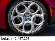 LINTHE, GERMANY - MAY 27, 2023: The aluminum rims of sports car Alfa Romeo 4C, close-up. Die Oldtimer Show 2023. Редакционное фото, фотограф Sergey Kohl / Фотобанк Лори