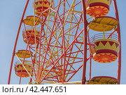 Аттракцион кольцо обозрения на фоне голубого неба. Ferris wheel with space for text. Стоковое фото, фотограф Татьяна Д / Фотобанк Лори