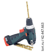 Электрическая ручная дрель и сверла на белом фоне. Electrical hand drill and drill bits isolated on white background. Стоковое фото, фотограф Татьяна Д / Фотобанк Лори
