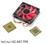 Вентилятор охлаждения процессора компьютера на белом фоне. CPU cooler with cooling radiator on a white background. Стоковое фото, фотограф Татьяна Д / Фотобанк Лори