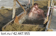 Окунание в воду на Крещение. Dipping into the water on Epiphany. Russia, Omsk (2018 год). Редакционное видео, видеограф EStarodubov / Фотобанк Лори