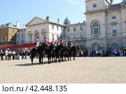 Лондон, Англия, Великобритания 24 мая 2009 г.: Королевские кавалеристы конной гвардии во время церемонии смены караула в Уайтхолле выстроились в ряд. Редакционное фото, фотограф Оксана Борисовна Юмашева / Фотобанк Лори